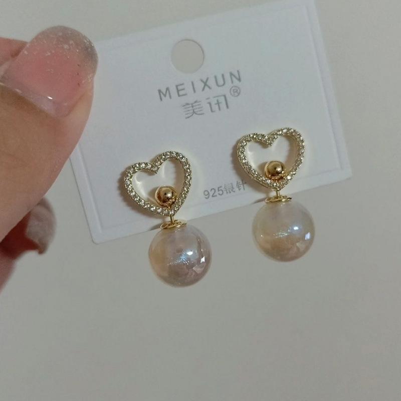 

The new one wears more love pearl earrings, feminine temperament earrings, simple and fashionable versatile earrings.