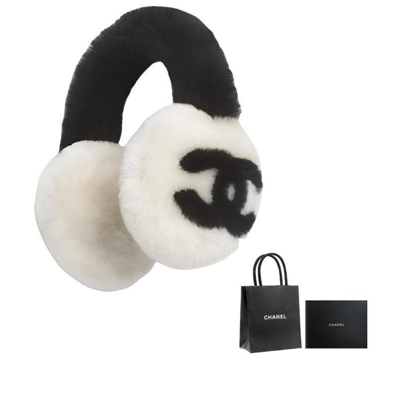 

CHANEL logo design double-sided shearling sheep leather earmuffs unisex couple style white/black білий