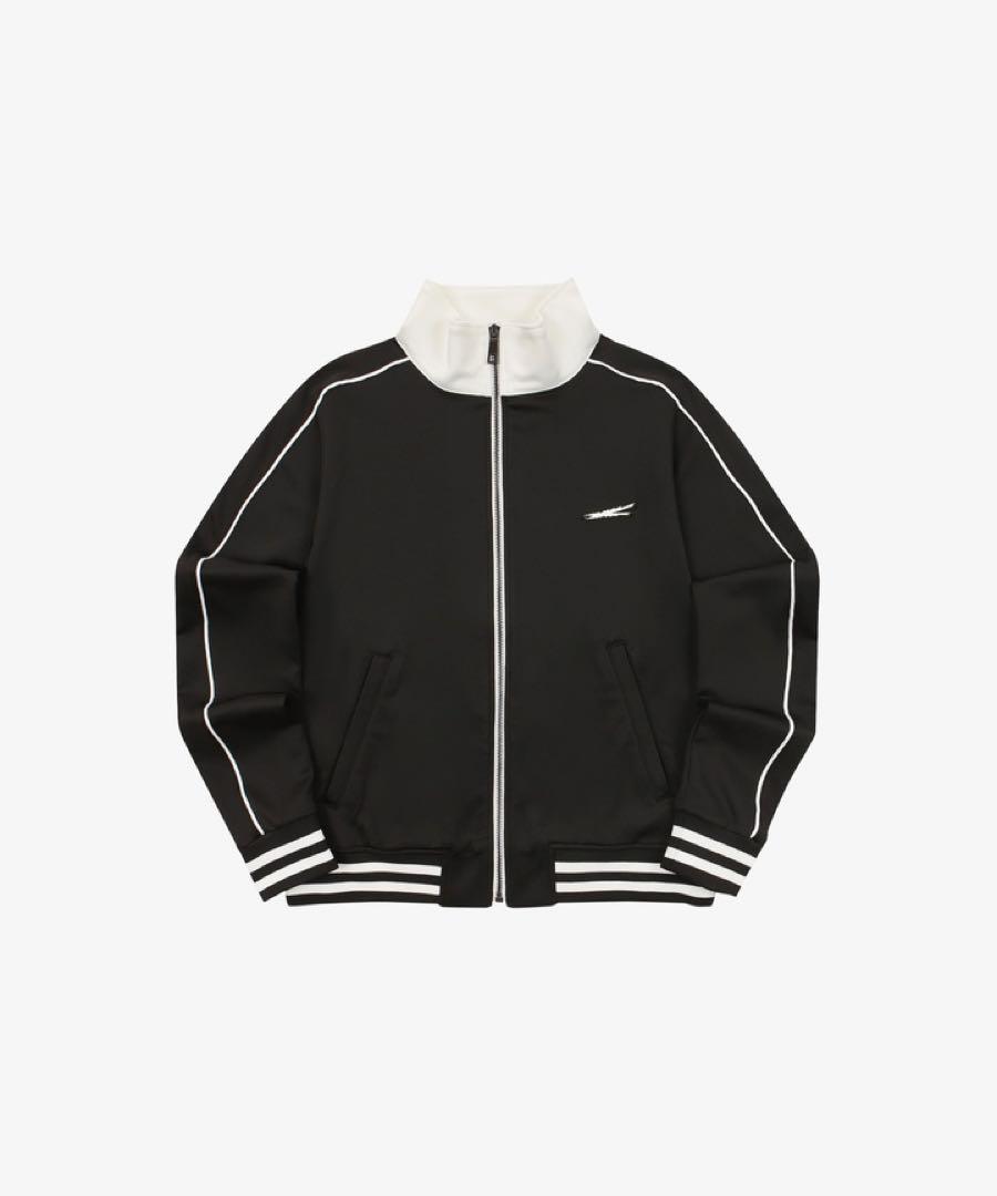 

[Б/У] Спортивная куртка LE SSERAFIM, Размер L, Цена договорная