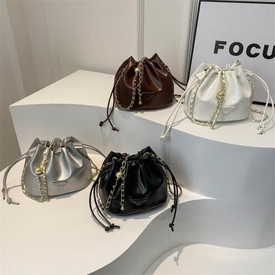 Neue trendige kleine Taschen für Frauen im Sommer Damen-Umhängetasche Casual Niche Fashion Trendy Bucket Bag