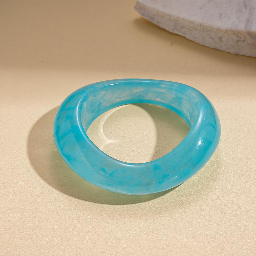 Unique Retro Resin Bracelet: Personalized Fashion Jewelry for Women