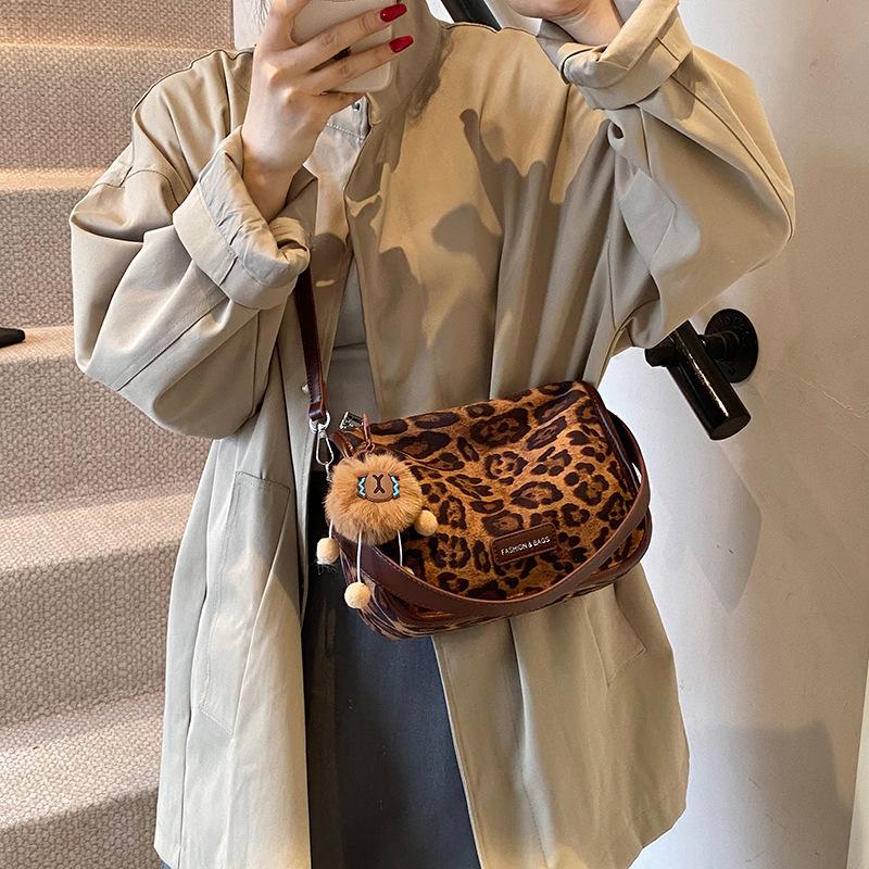 

Vintage niche suede bag women s 2025 new popular leopard print messenger bag shoulder armpit bag 23*11*18