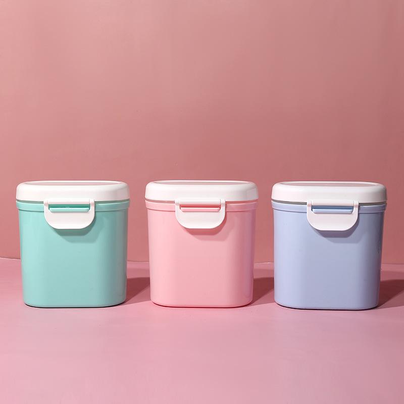 High-Capacity Portable Baby Formula Storage Container - Sealed and Portioned for On-the-Go Use.