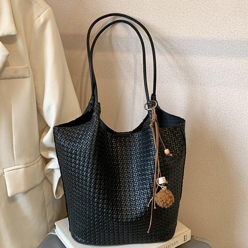 Autumn new texture braided pattern commuting simple large capacity retro solid color bucket armpit shoulder bag for women