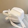 Panier de demoiselle d'honneur en satin blanc perlé avec nœud