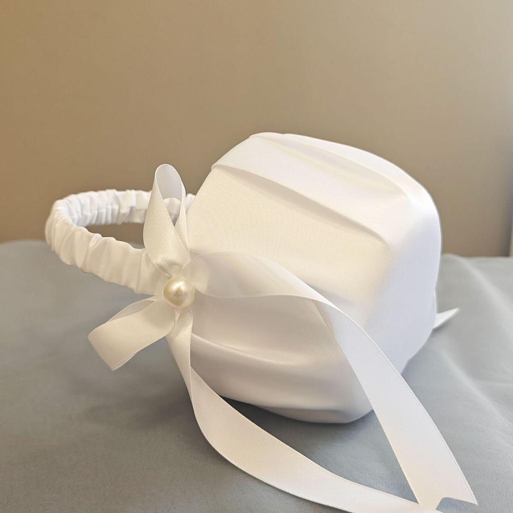 Panier de demoiselle d'honneur en satin blanc perlé avec nœud