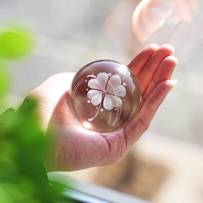 Kristall 2,4 Zoll (60 mm) Schnitzende Lotus-Kristallkugel mit versilbertem Blütenstand, Fengshui-Glaskugel-Heimdekoration