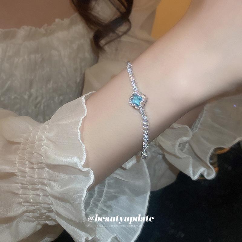 Elegant Zircon Flower Bracelet: Versatile, Fashionable, High-End Jewelry for Women.