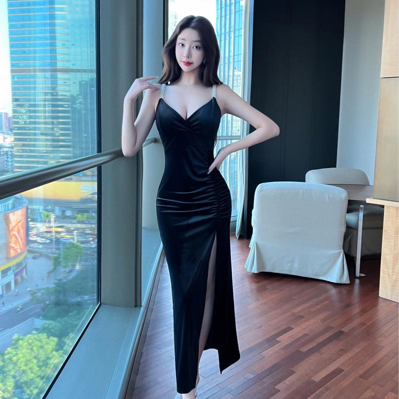 Elegant French V-Neck Spaghetti Strap Golden Velvet Slit Dress for Women - 2026 Autumn/Winter Collection