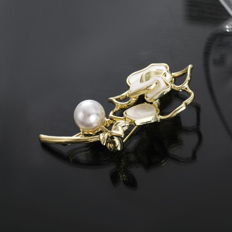 Fashion Pearl Camellia Flower Brooch For Women Girls Elegant Versatile Corsage Coat Dress Lapel Pins Clothing Accessories Gifts