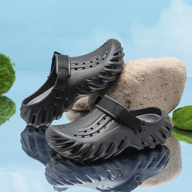 The star wears the same trendy brand hole shoes in summer, non-slip thick-soled beach shoes, light and breathable large-size sandals.