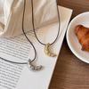 Collar con Colgante de Croissant Estilo Coreano - Cadena Larga Minimalista para Suéter para Mujer, Perfecto para Otoño/Invierno.