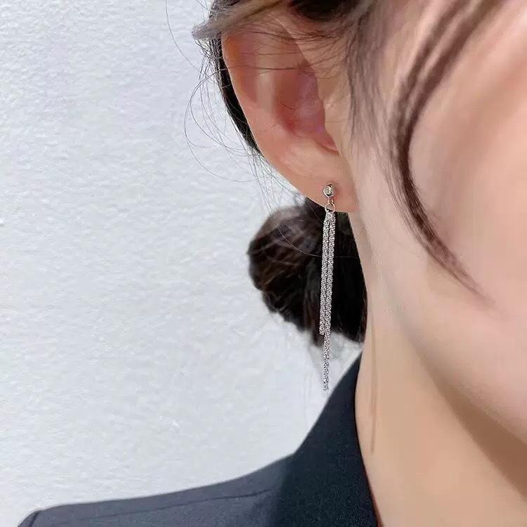 Silver needle temperament long fringed stud earrings for women, high-end earphones, simple and versatile, niche design earrings and earrings.