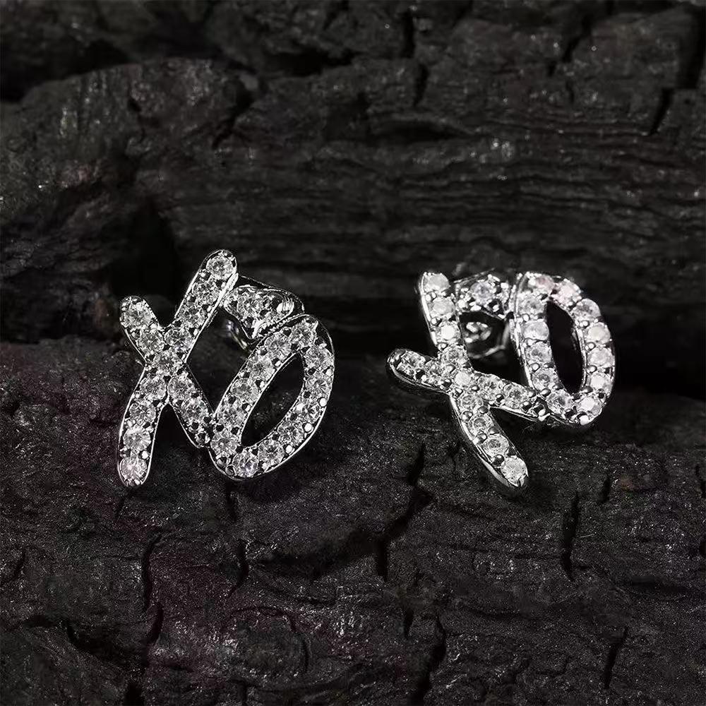 

Трендові сережки з літерою XO, гіпоалергенні квадратні сережки-хаггі, сережки-пусети з цирконієм для співаків срібний