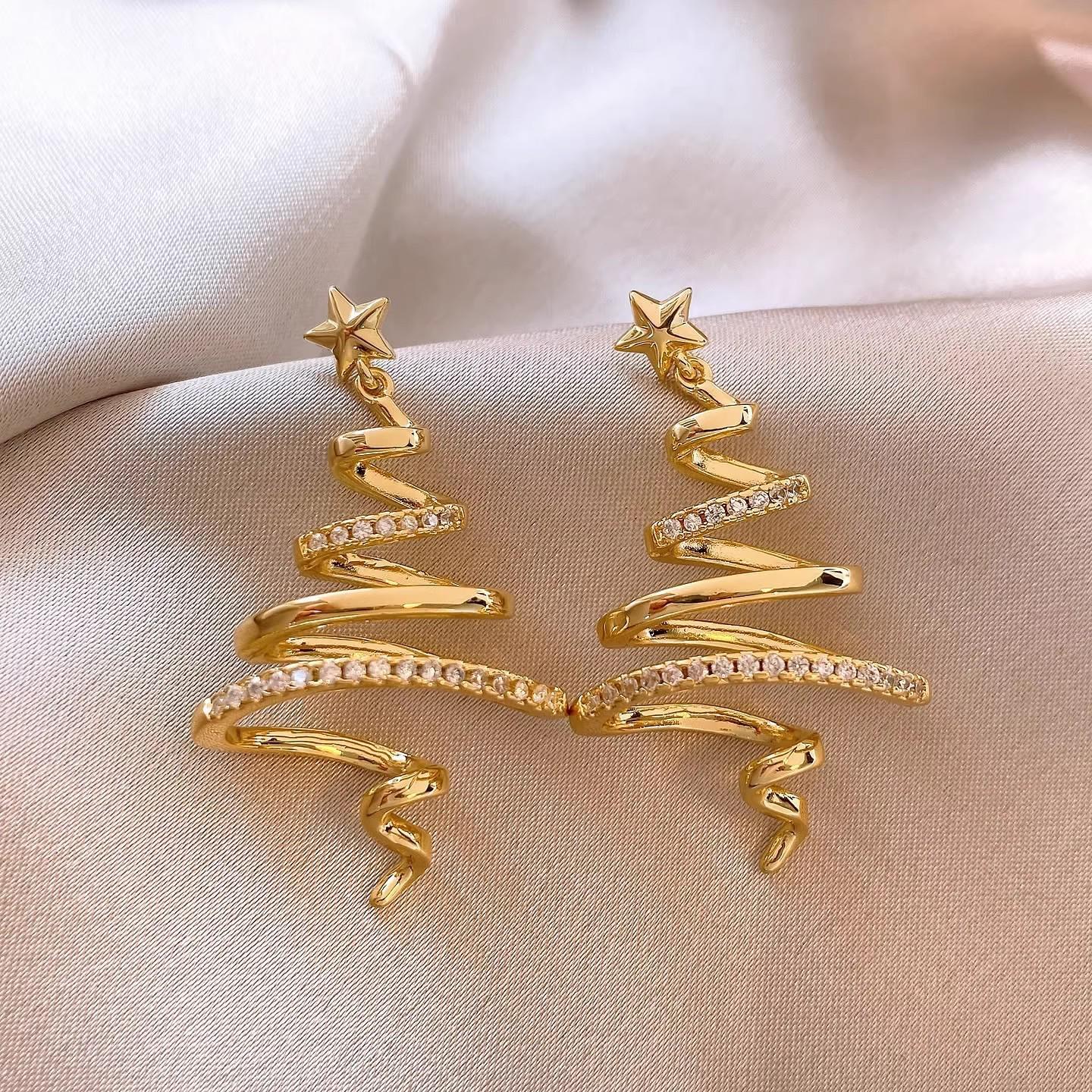 Elegant Gold Christmas Tree Star Earrings: Unique Design, Versatile & Stylish.