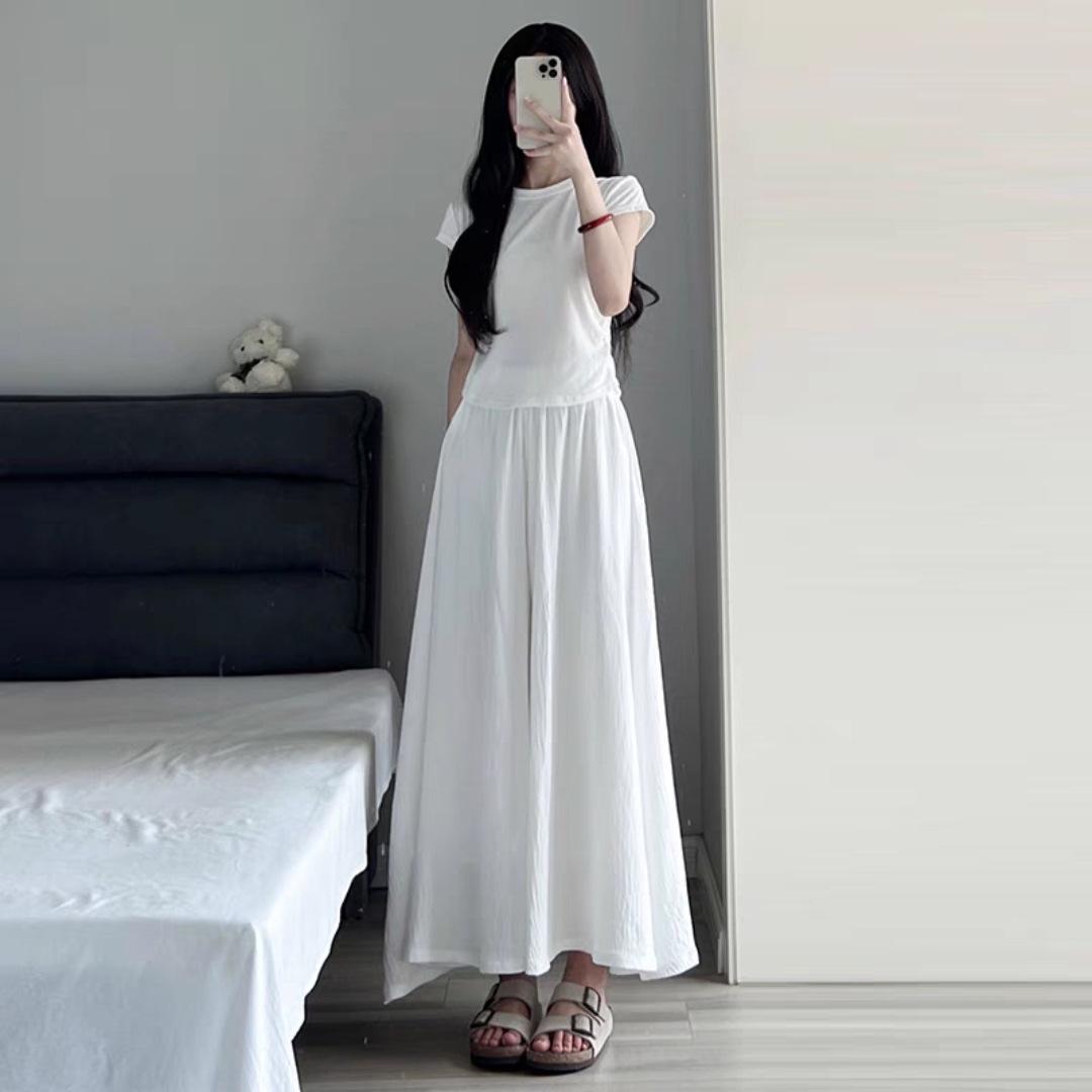 

Кюлоты плиссе из ледяного шелка молочно-белого цвета: Женская миди-юбка А-силуэта с высокой посадкой Medium грязно-белый