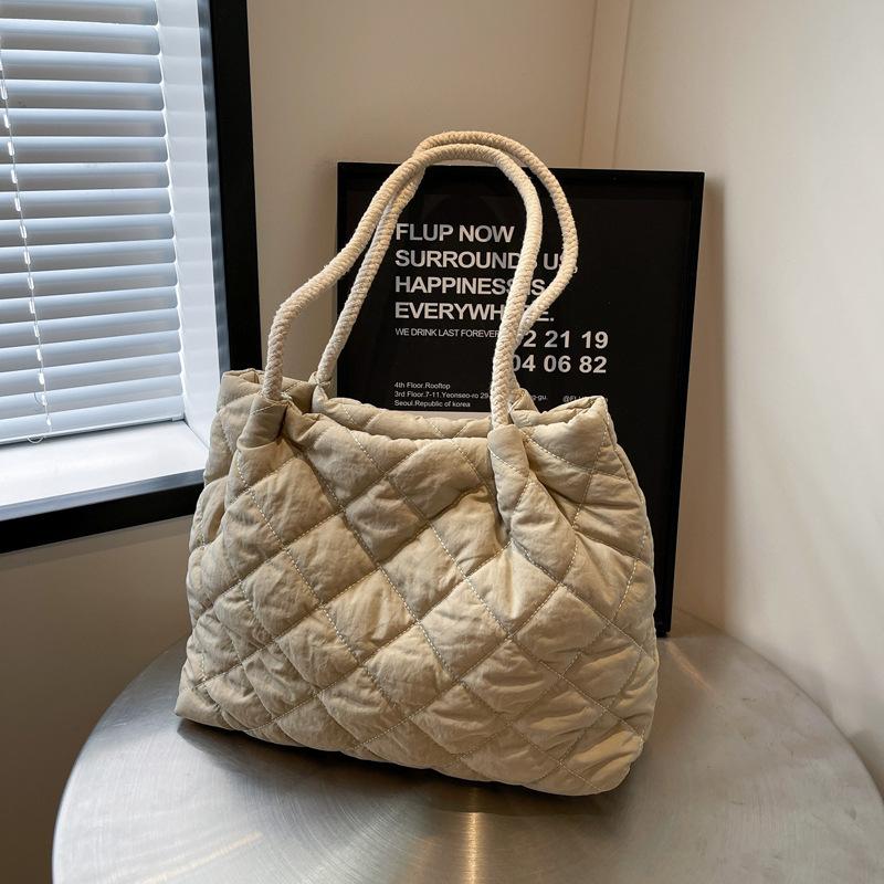 Lightweight commuter down shoulder bag new simple casual bag women's fashion European and American trend crossbody bag
