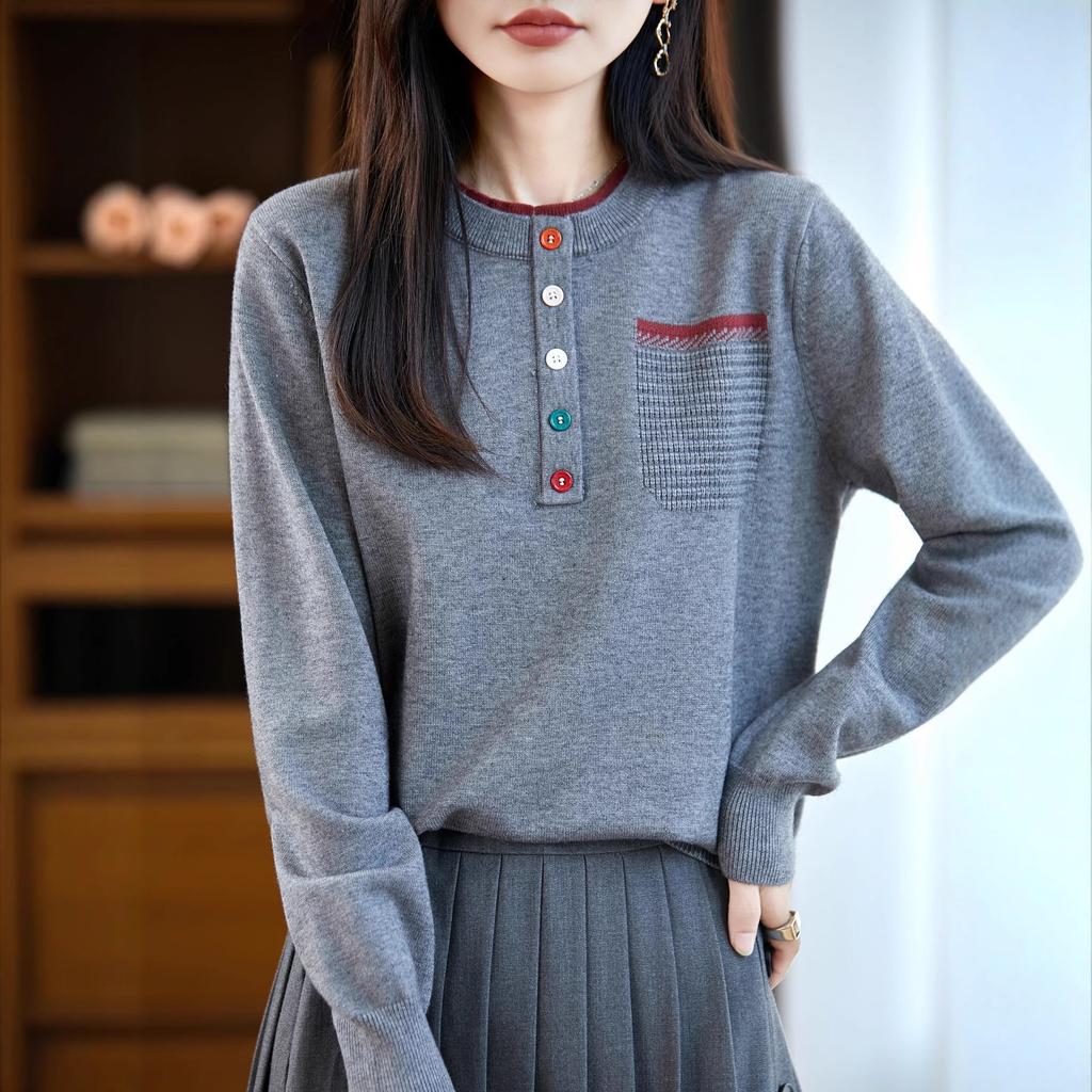 Neuer Herbst- und Winter-Rundhals-Damenstrickpullover mit farbigen Knöpfen, zweiteilig, mit dekorativen Strick-Basisschichten mit Taschen