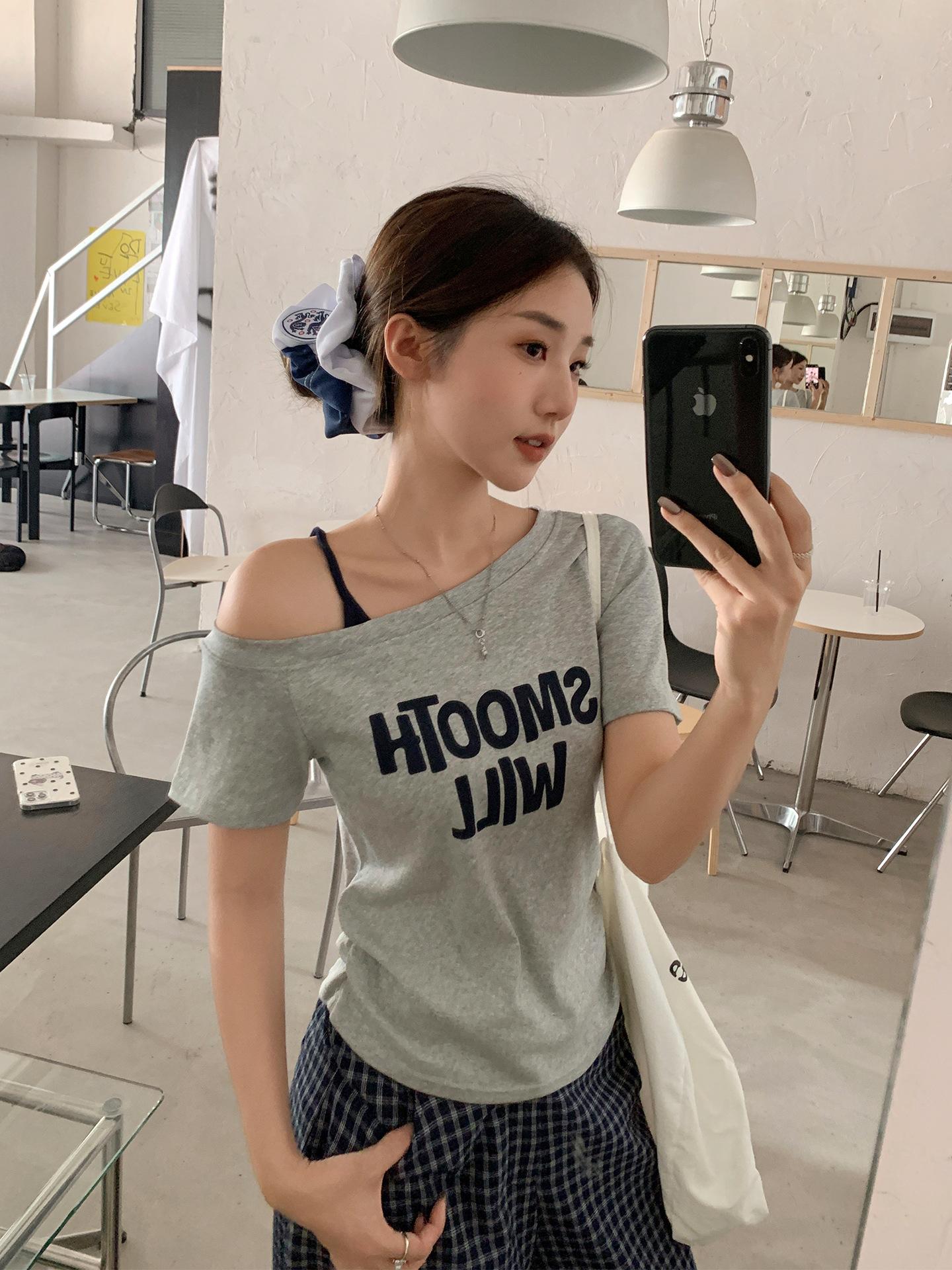

Super beautiful letter-printed slanted shoulder off-the-shoulder strap short-sleeved T-shirt summer women s fake two-piece pleated thin top S