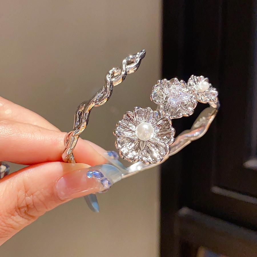 Artistic Floral Zircon Pearl Hand Bracelet With Antique Style For Daily Wear