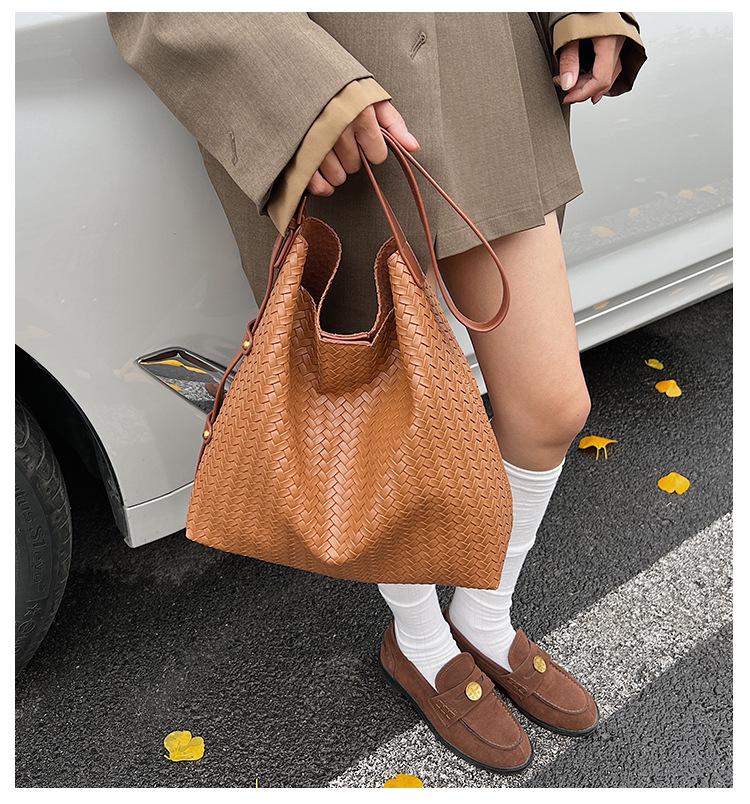 2025 Autumn/Winter Retro Woven Texture Large Capacity Tote: Versatile Casual Shoulder Bucket Bag