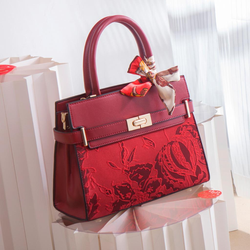 Chinese-style jacquard embroidered mother's handbag for middle-aged women, elegant red wedding bag, suitable for daily use as a gift