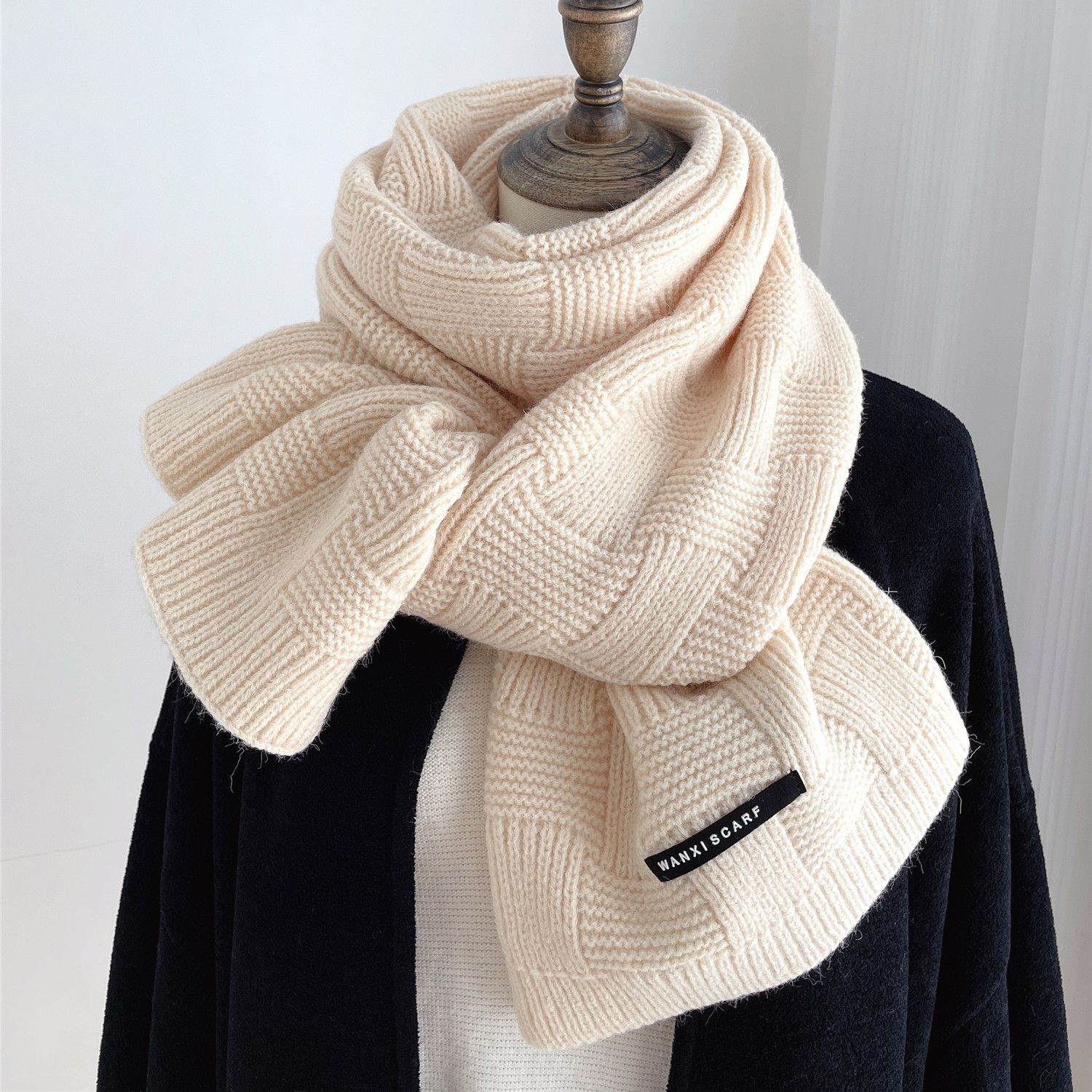 

Прямоугольный шарф толстой вязки - мягкий, стильный, теплый, морозостойкий, эластичный, незаменимый на осень-зиму - классический однотонный сетчатый узор