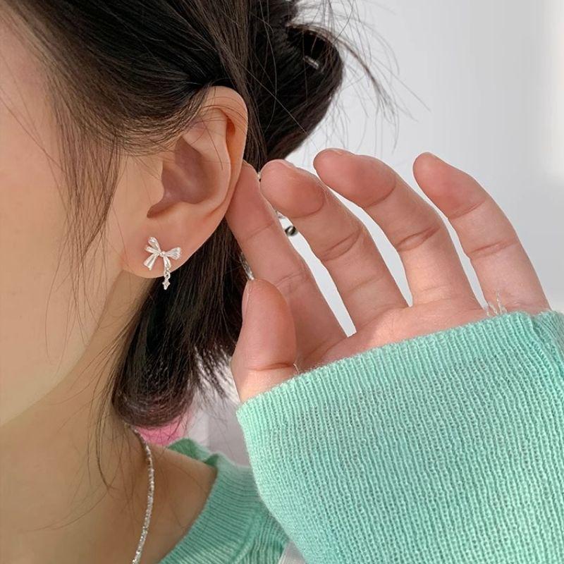 Bow Star Stud Earrings: Trendy, Fashionable Needle Earrings for Women