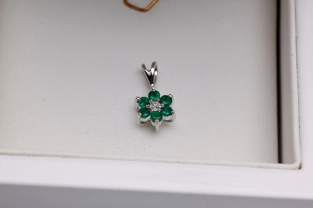 Beautiful White Gold Pendant with Diamond and Emeralds