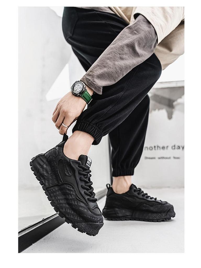 Evropské pánské kožené tenisky s ražbou - Jaro 2025: Super měkká silná podrážka, Trendy „dad“ styl