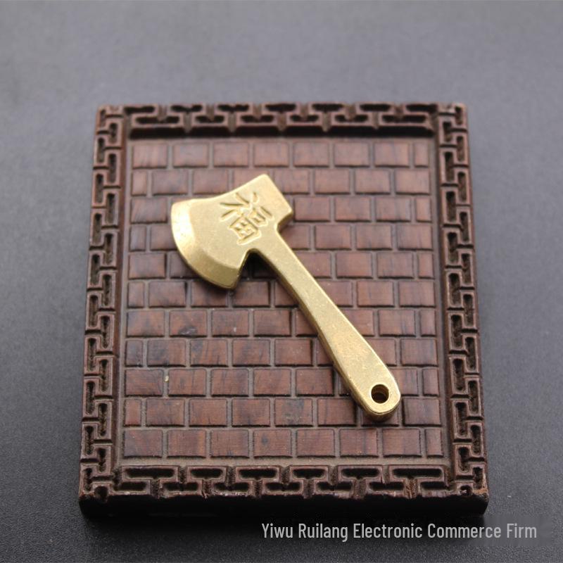 

Миниатюрный брелок-подвеска в виде ретро-топора из латуни - уникальный подарок-благословение