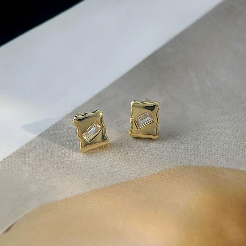 

Забавные печенья и маленькие серьги. Симпатичная студентка.