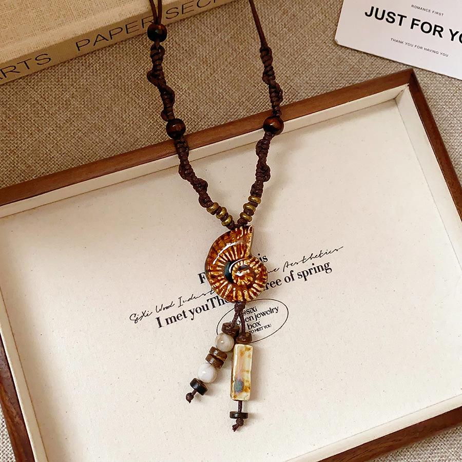 Retro Round Resin Necklace: Versatile, Fashionable High-End Clavicle Chain for Women