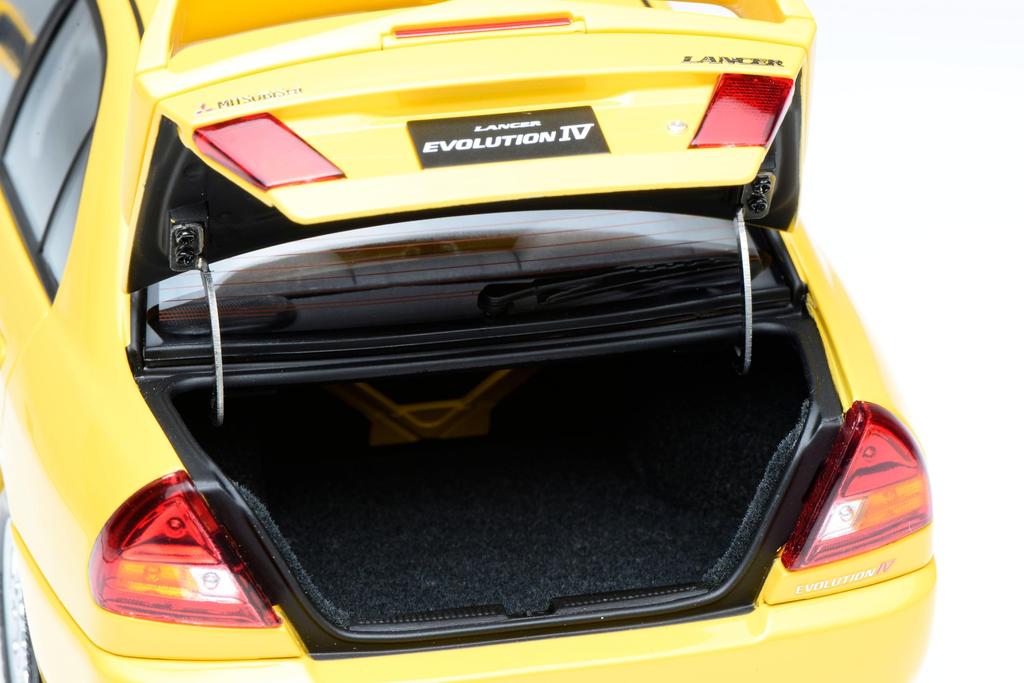 FREESTYLE MOTORHELIX Scale Mitsubishi Lancer Evolution EVO IV Dandelion Yellow Finished Model M84006 1/18