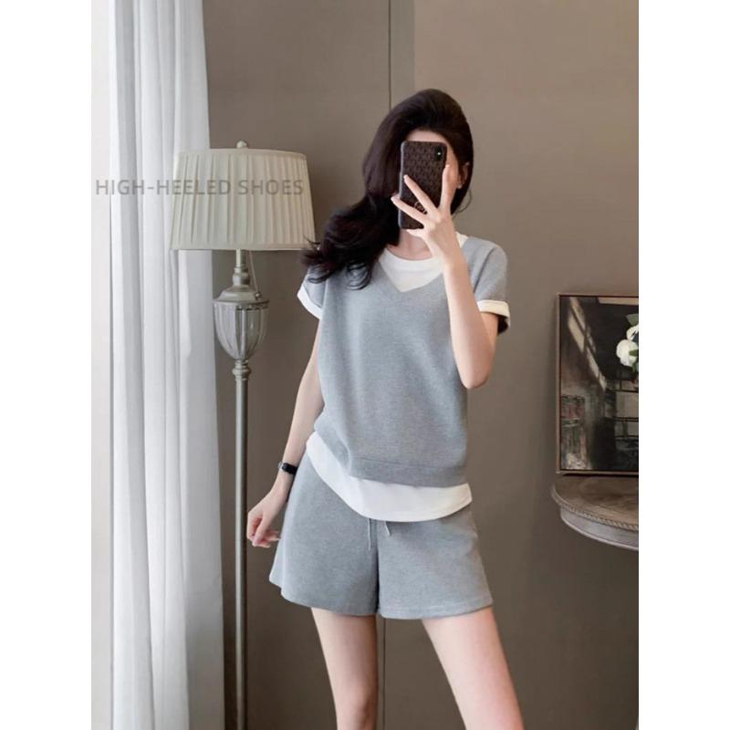 Summer Casual Sportswear Set for Women - Two Loose-fitting T-shirts and Shorts in Summer Style, in A Two-piece Set.