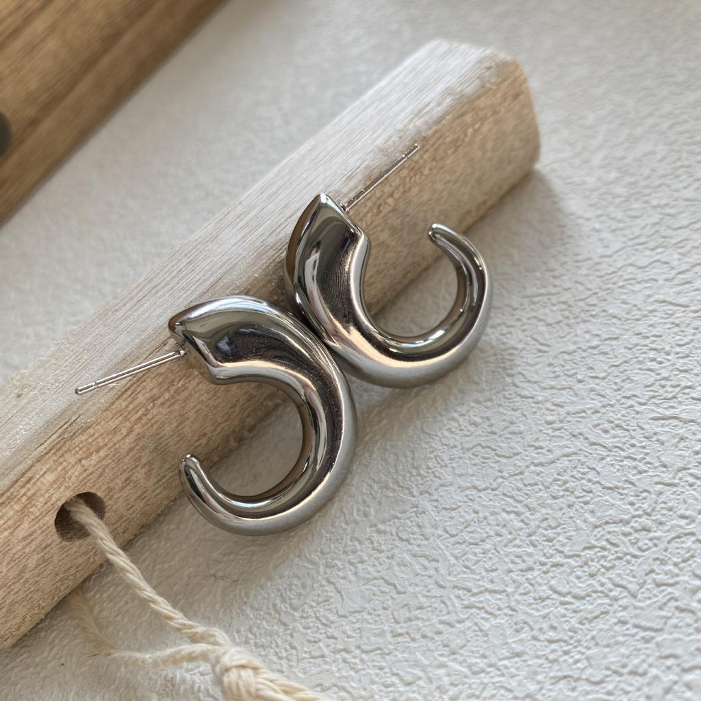 High Sense Minimalist Chic Simple Silver Plated Light Luxury French Cold Crescent C Heart Earrings Women