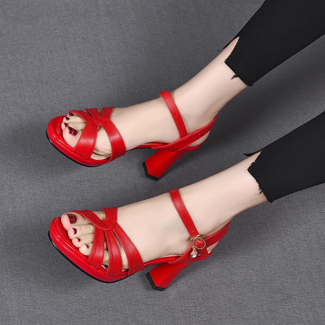 

Сандалии на высоком каблуке женские летние 2025 года из коровьей кожи первого слоя в европейском и американском стиле с открытым носком и пряжкой водонепроницаемые сандалии на толстом каблуке модные 40 красный