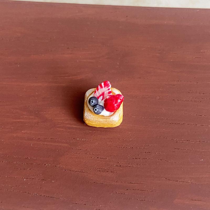 Mini Cute Simulation Cake Model Toy For Doll Accessories Kids Gift 1Pcs Miniature Dollhouse Food Fruit Square Tower