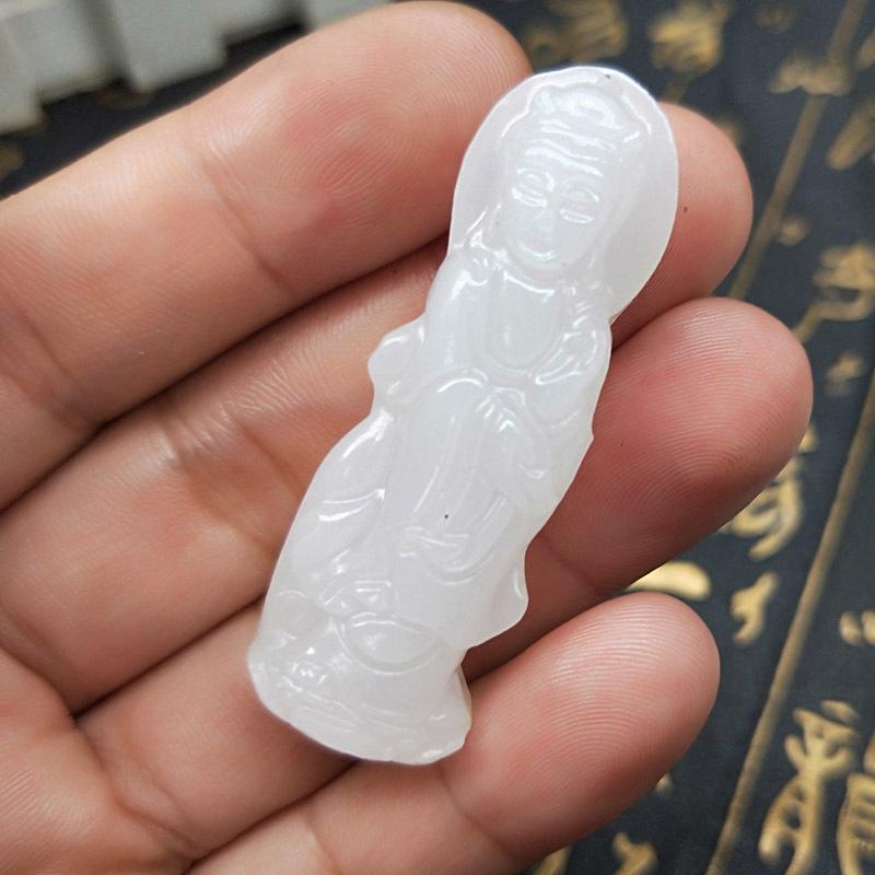 Afghan White Jade Three-Dimensional Guanyin Pendant – Ideal Gift for Travelers and Street Vendors