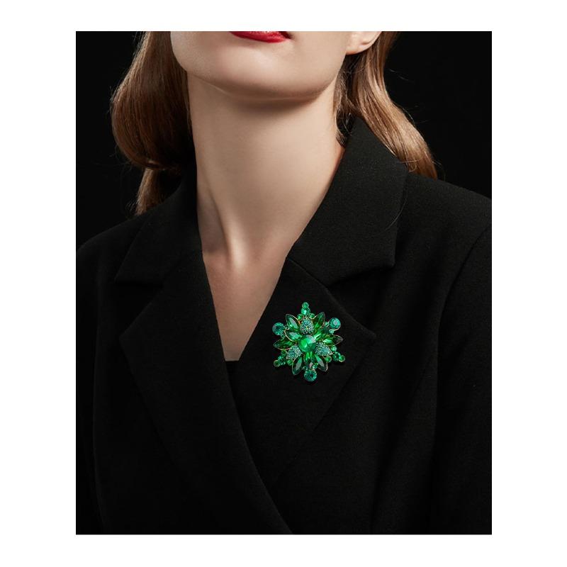 Crystal glass brooch, alloy rhinestone chest flower, clothing accessories, brooch, European and American fashion temperament