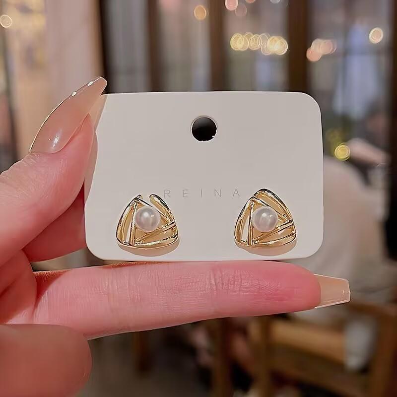 The New Simple Temperament Triangular Pearl Earrings Are Cute and Elegant, Geometric and Small, But Not Colorful and Fresh.