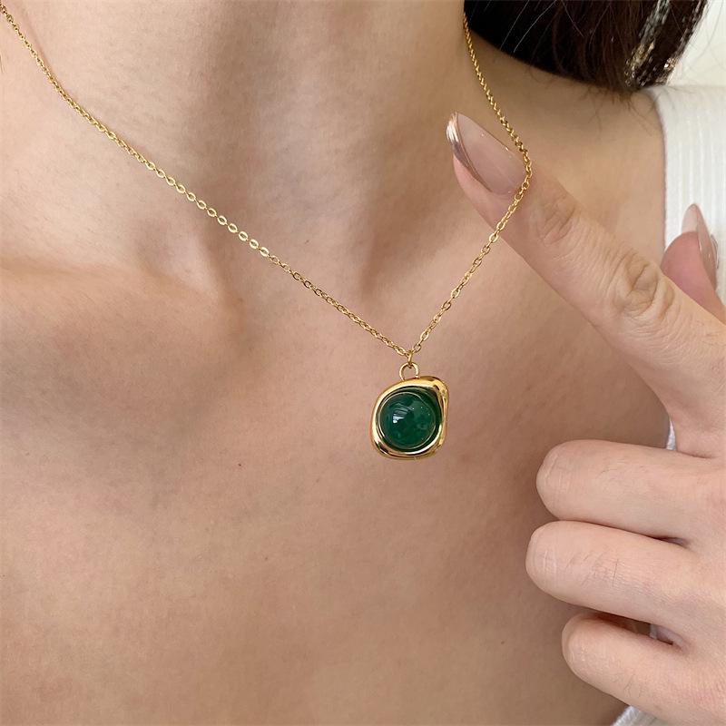 Retro Green Chalcedony Pendant Necklace with Gold-Plated Titanium Steel Chain
