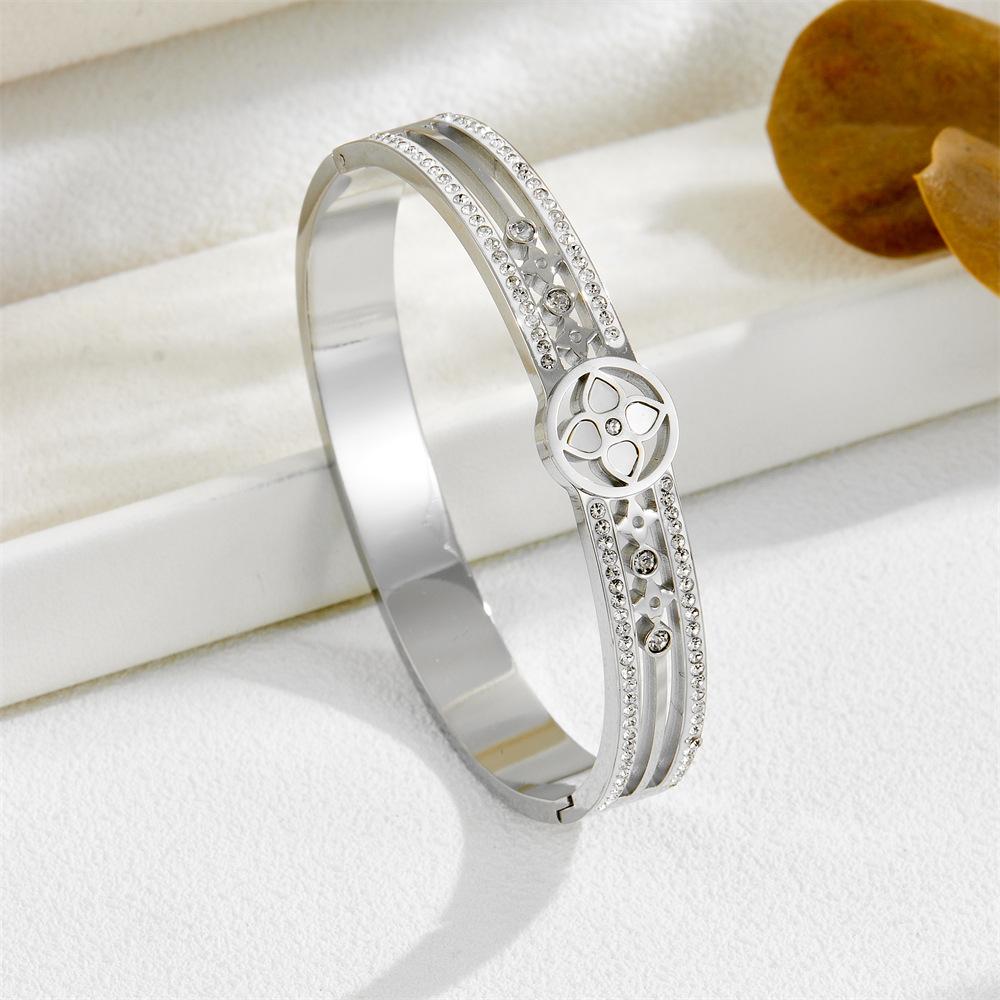 2026 Bracelet European and American Personality Light Luxury Four-leaf Flower Hollow Bracelet Women's High-end Niche Design