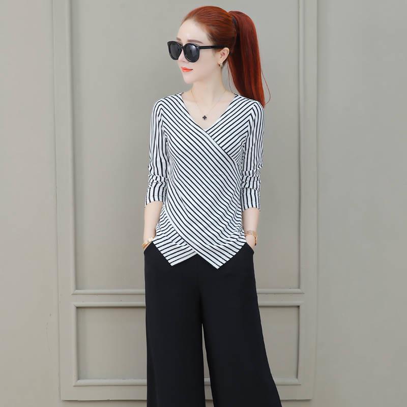 Women's Long-Sleeve V-Neck Slim Fit Striped T-Shirt - Black & White Korean Fashion for Spring/Autumn