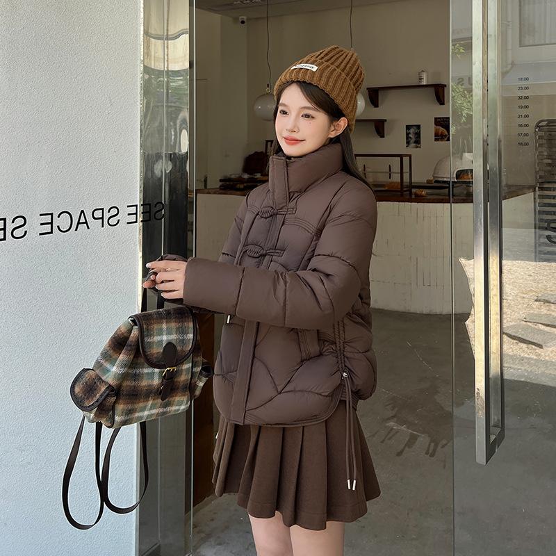 Light and short down cotton clothes for women are loose and thin, and the new small buckle thickened cotton clothes in winter are trendy.