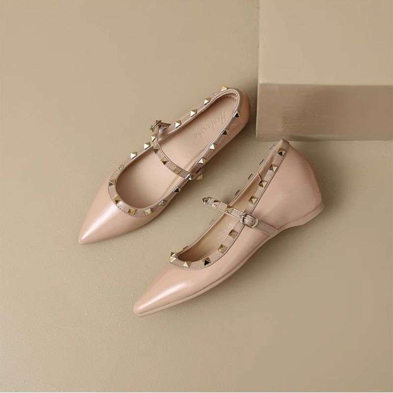 Small inner height increase single shoes women's 2025 autumn temperament rivet pointed Mary Jane outside wearing shallow patent leather boat shoes