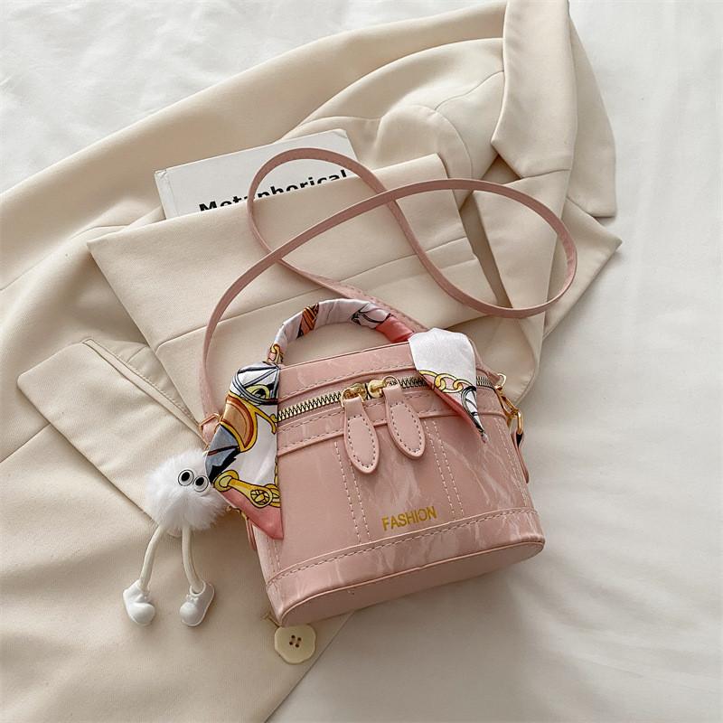 Vintage Water Bucket Bag For Women With Zipper Closure And Polyester Interior For Daily Use