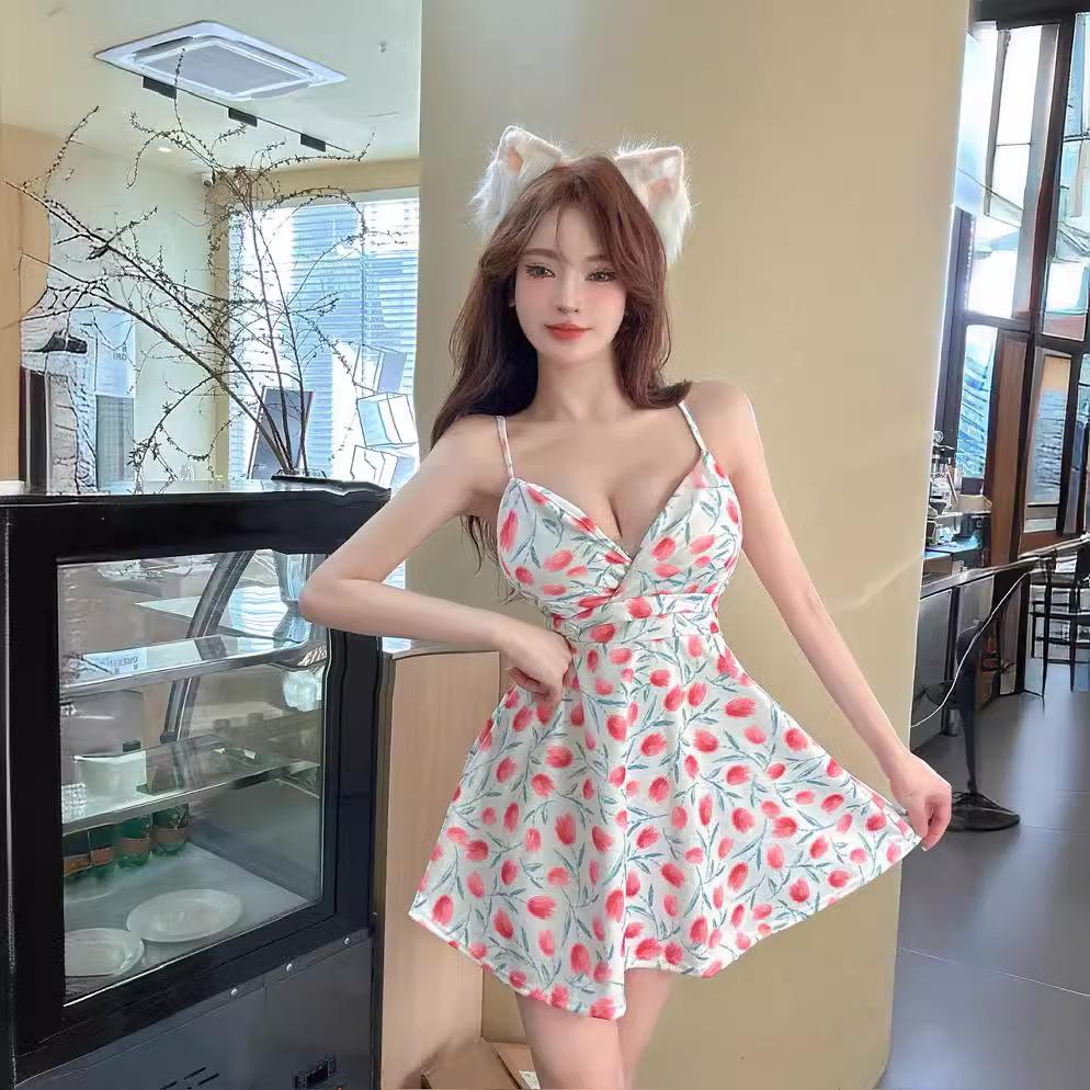 The New A-word Sexy Printed Cross V-neck Suspender Covers the Stomach, Looks Thin, Closes the Waist and Swings the Nightclub Base Dress.