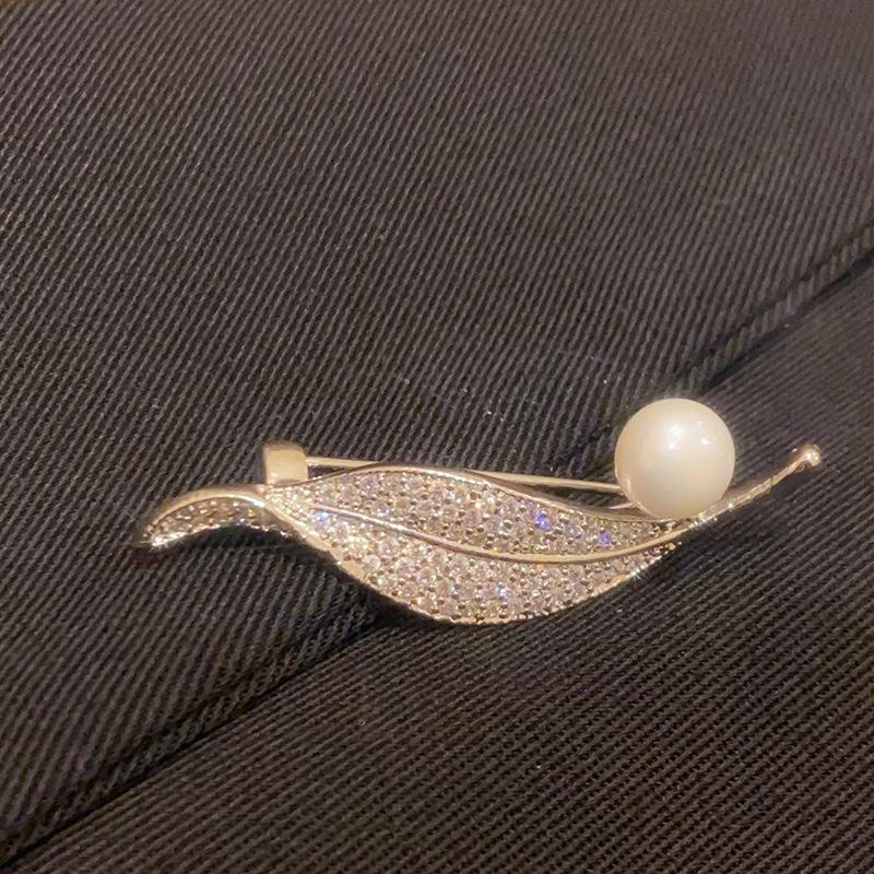 18K Gold Plated Zircon Leaf Pearl Brooch - Versatile High-End Fashion Accessory for Women
