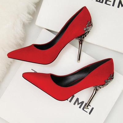 Escarpins Stilettos en Daim Rouge Coréen avec Design Métallique Ajouré